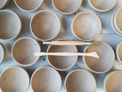 Outils au cours de la formations céramique et poterie avec une céramiste en Vendée vers Nantes