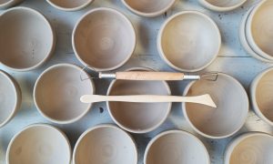 Outils au cours de la formations céramique et poterie avec une céramiste en Vendée vers Nantes