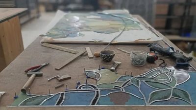 Sertissage d'un vitrail au cours de la formation ou le stage à Castres dans le Tarn en Occitanie