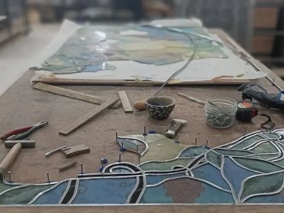 Sertissage d'un vitrail au cours de la formation ou le stage à Castres dans le Tarn en Occitanie