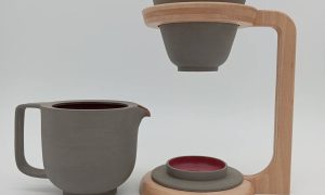 Service à café au cours de la formation tournage céramique et poterie avec une céramiste vers Caen en Normandie