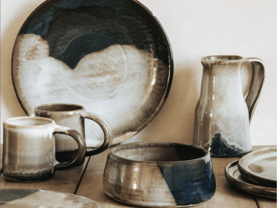 Service au cours de la formations céramique et poterie avec une céramiste en Vendée vers Nantes