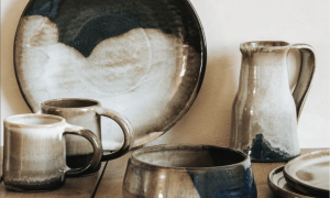 Service au cours de la formations céramique et poterie avec une céramiste en Vendée vers Nantes