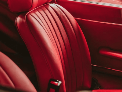 Siège au cours de la formation sellerie automobile avec un sellier garnisseur expérimenté vers Paris en Ile-de-France