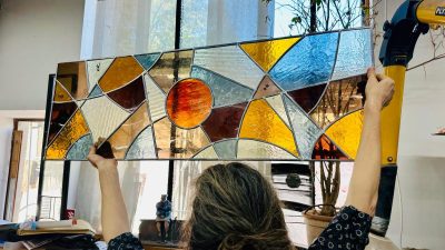 Vérification d'un vitrail par Sklaerenn au cours de la formation ou le stage vitrailliste proche de Toulouse à Castres