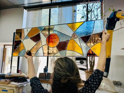 Vérification d'un vitrail par Sklaerenn au cours de la formation ou le stage vitrailliste proche de Toulouse à Castres