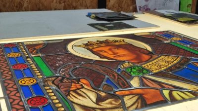 Restauration d'un vitrail dans l'atelier au cours de la formation vitrailliste proche de Toulouse à Castres dans le Tarn