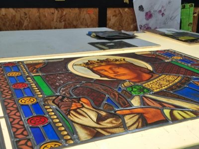 Restauration d'un vitrail dans l'atelier au cours de la formation vitrailliste proche de Toulouse à Castres dans le Tarn