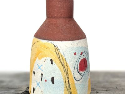 Vase en grès pendant la formation céramique à Chambéry