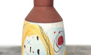 Vase en grès pendant la formation céramique à Chambéry