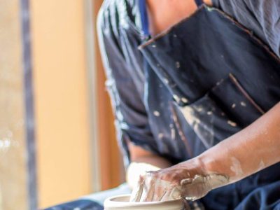 Tournage céramique avec Sophie pendant la formation céramiste dans les Alpes