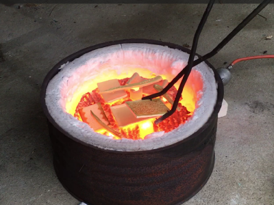 Sortie du four des pièces en céramique pendant la formation poterie avec une céramiste vers Tarbes