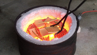 Sortie du four des pièces en céramique pendant la formation poterie ou stage raku avec une céramiste vers Tarbes