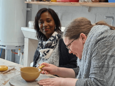 Explication avec une stagiaire pendant la formation céramique avec une céramiste entre Chartres et Orléans