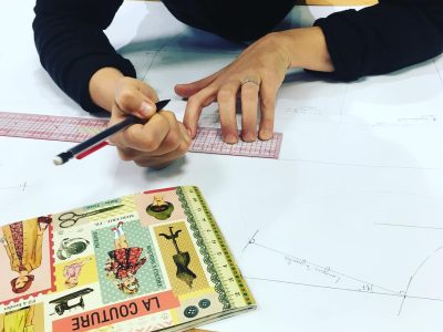 Stagiaire pendant la formation couture, mode et vêtement flou à Lille dans le Nords dans les Hauts-de-France