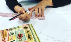 Stagiaire pendant la formation couture, mode et vêtement flou à Lille dans le Nords dans les Hauts-de-France