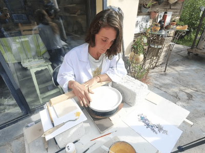Stagiaire pendant la formation en décoration céramique proche de Perpignan en Catalogne