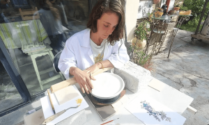Stagiaire pendant la formation en décoration céramique proche de Perpignan en Catalogne