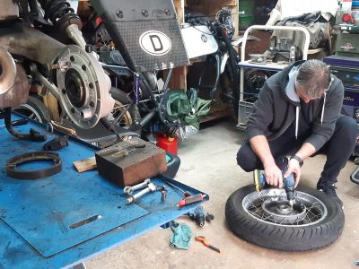 Stagiaire en Aveyron pendant la formation mécanique moto