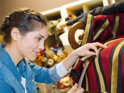 Stagiaire pendant la formation tapissier d'ameublement à Montpellier