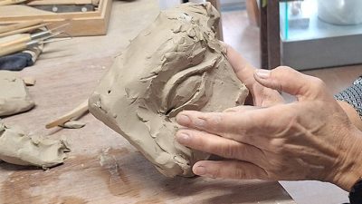 Modelage d'un visage stage création d'une sculpture en terre