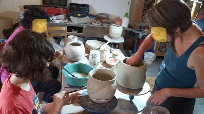 Stagiaires pendant le stage de poterie africaine et céramique avec une céramiste