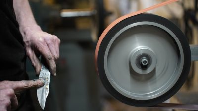 Confection d'un couteau droit pendant le stage coutelier dans une forge coutellerie vers Rouen