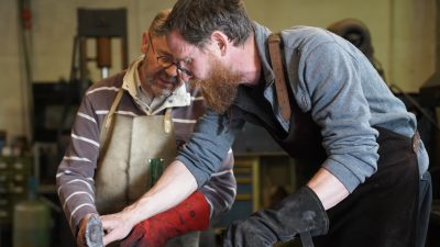 Apprentissage pendant stage de forge avec un coutelier dans une coutellerie