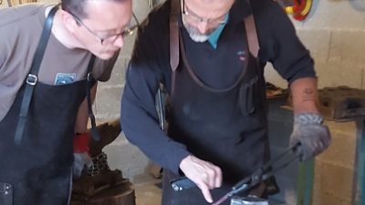 Stagiaire pour l'atelier d'initiation à la forge