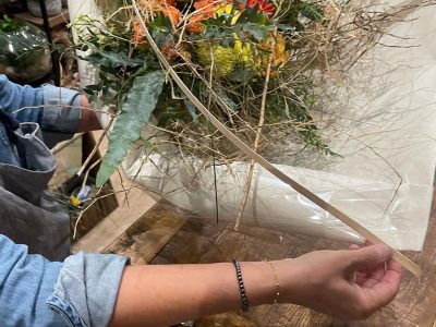 Création d'un bouquet par une stagiaire pendant la formation fleuriste à Paris
