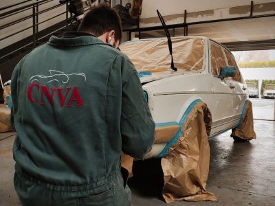 Stagiaire pendant la formation carrosserie à Paris