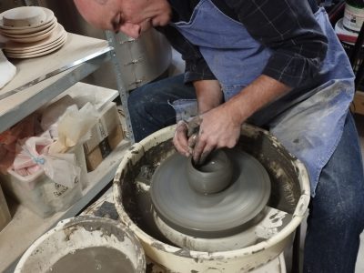 Stagiaire pendant la formation céramique en Gironde