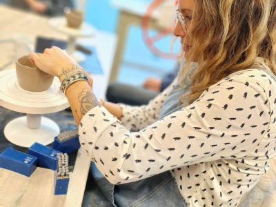 Stagiaire pendant la formation céramique vers Nantes en Vendée