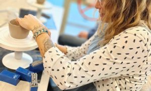 Stagiaire pendant la formation céramique vers Nantes en Vendée