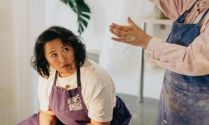 Stagiaire pendant la formation céramique à Sète dans l'Hérault