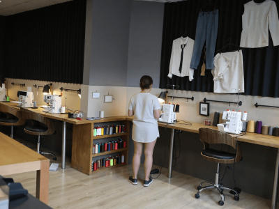 Stagiaire dans l'atelier de la formation couture à Lille dans le Nord