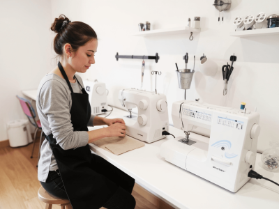 Stagiaire pendant la formation couture en Normandie : mode et vêtement flou