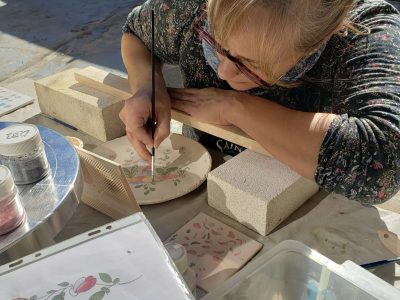 Stagiaire pendant la formation en décoration céramique proche de Perpignan dans les Pyrénées Orientales