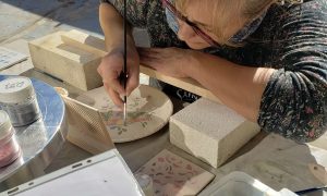 Stagiaire pendant la formation en décoration céramique proche de Perpignan dans les Pyrénées Orientales