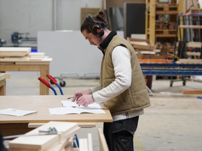 Stagiaire pendant la formation ébénisterie avec un ébéniste à Montpellier