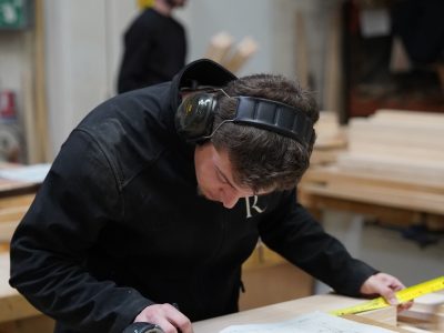 Mesures pendant la formation ébénisterie avec un ébéniste à Montpellier