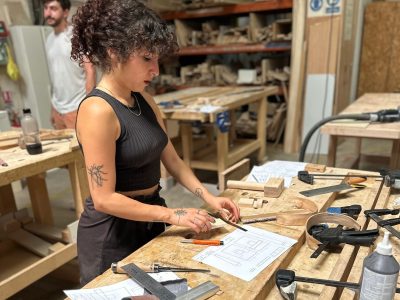 Stagiaire pendant la formation ébéniste à Montpellier dans l'Hérault