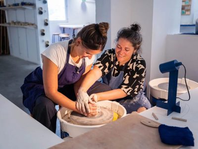 Stagiaire au cours de la formation poterie et céramique à Sète en Hérault
