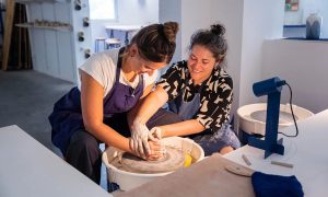 Stagiaire au cours de la formation poterie et céramique à Sète en Hérault