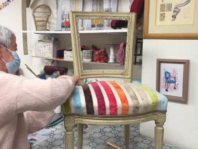 Stagiaire pendant la formation tapissier d'ameublement à Bordeaux