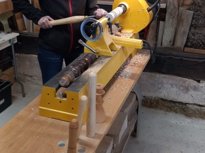 Stagiaire pendant la formation tournage sur bois entre Toulouse et Auch
