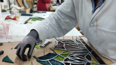 Stagiaire sur un vitrail au cours de la la formation ou du stage vitrailliste proche de Toulouse à Castres dans le Tarn en Occitanie