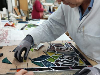 Stagiaire sur un vitrail au cours de la la formation ou du stage vitrailliste proche de Toulouse à Castres dans le Tarn en Occitanie