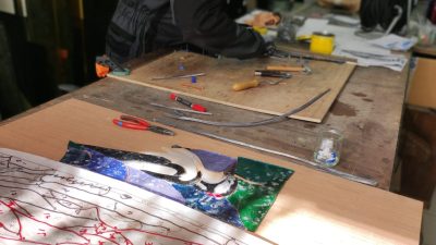 Elève au cours de la formation ou le stage vitrailliste proche de Toulouse à Castres dans le Tarn en Occitanie