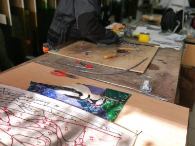 Elève au cours de la formation ou le stage vitrailliste proche de Toulouse à Castres dans le Tarn en Occitanie